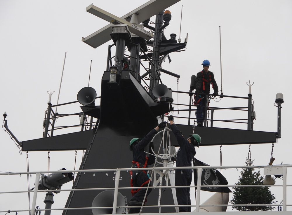 Mackinaw crew members commence decorating 'Chicago's Christmas Ship'