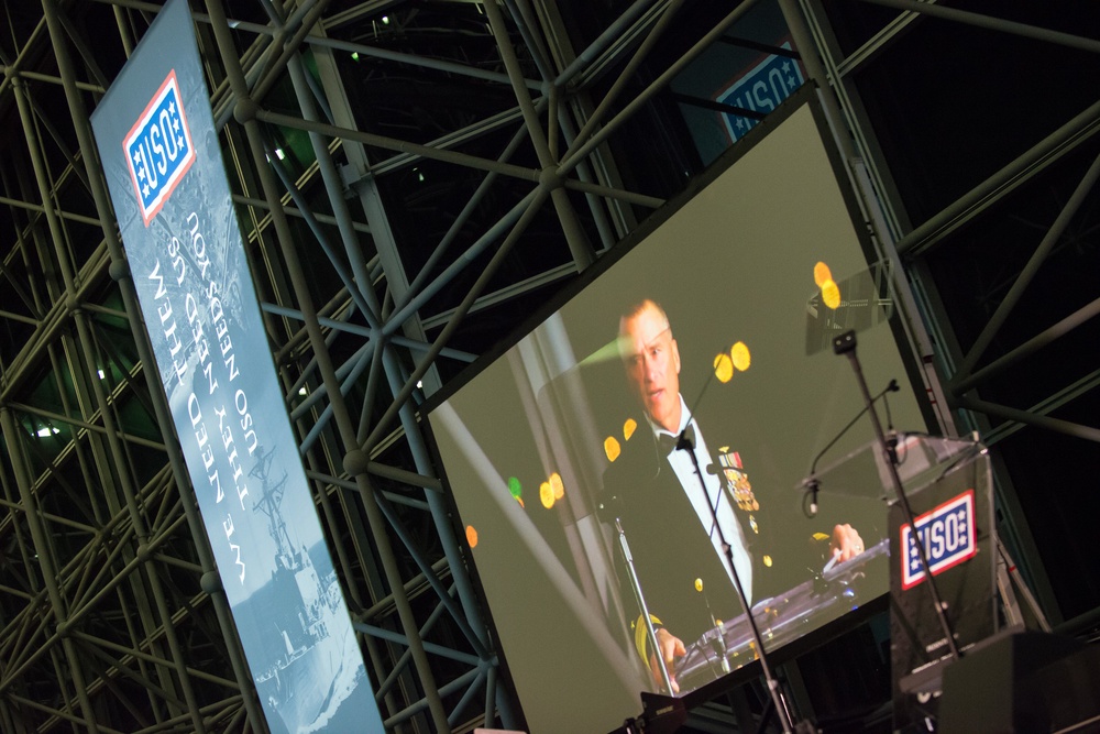 Winnefeld speaks, receives award at USO gala