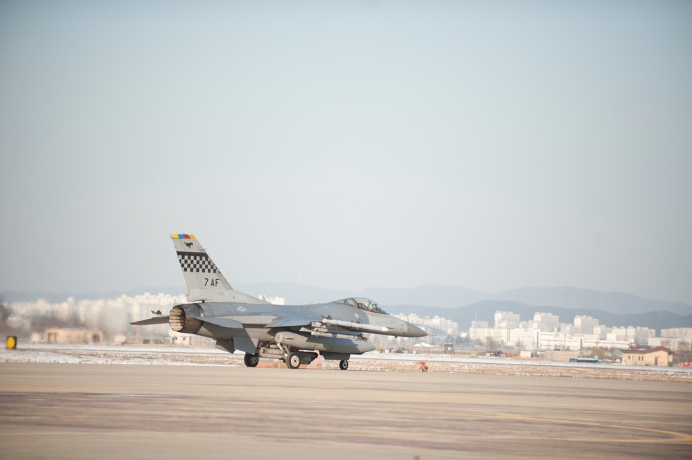 F-16 Fighting Falcons take off