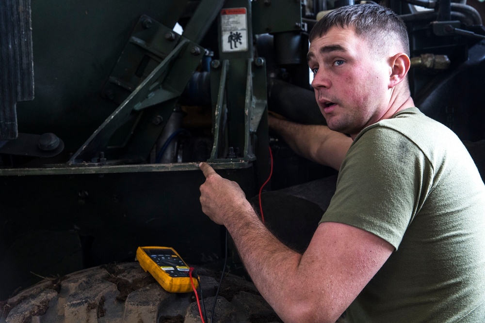 15th MEU Marines conduct vehicle maintenance