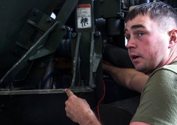 15th MEU Marines conduct vehicle maintenance