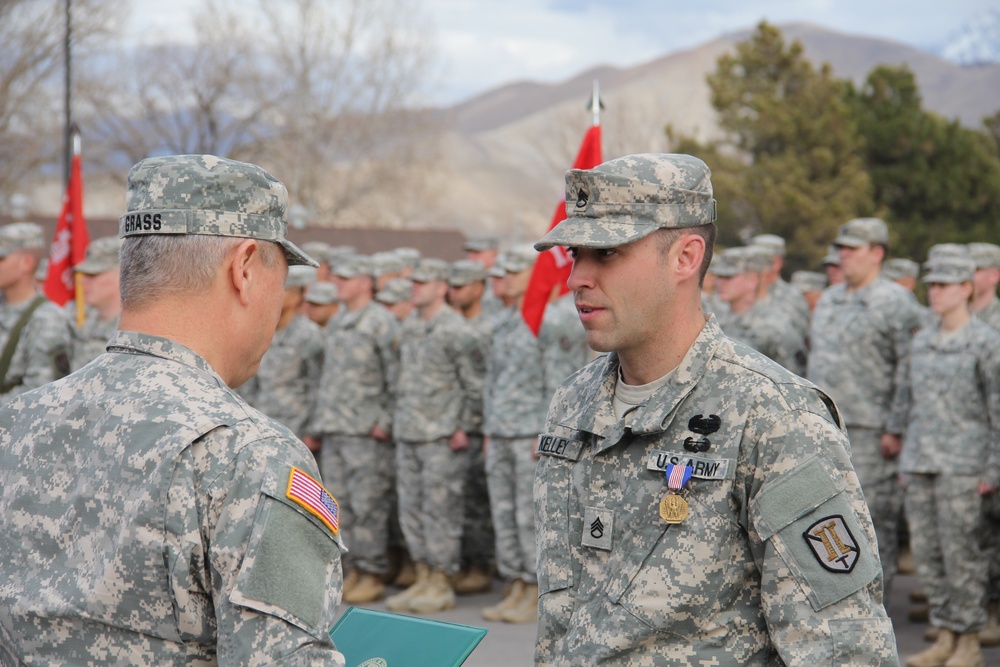 Gen. Grass presents Soldiers Medal to Staff Sgt. Robert Kelley for heroism at Camp Williams Dec. 6, 2014