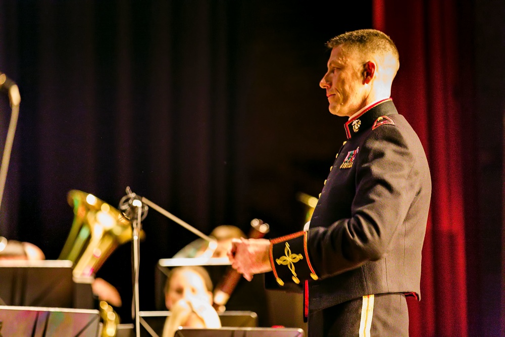 2nd Marine Division Band gets Camp Lejeune in holiday spirit