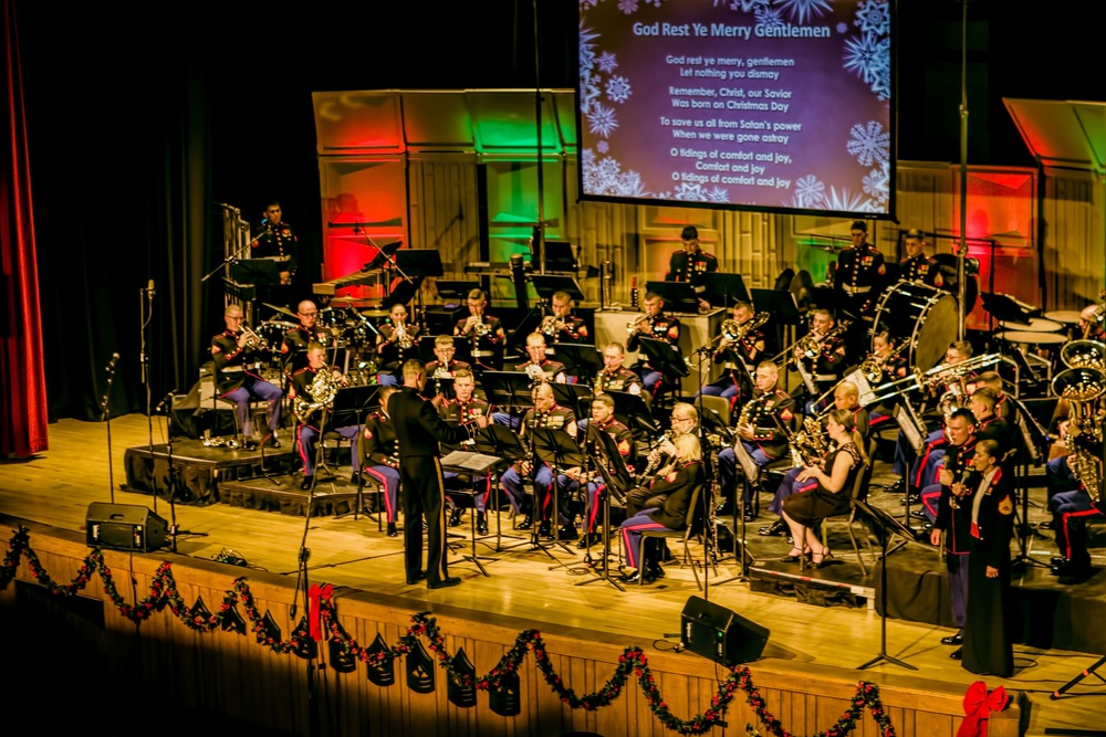 2nd Marine Division Band gets Camp Lejeune in holiday spirit