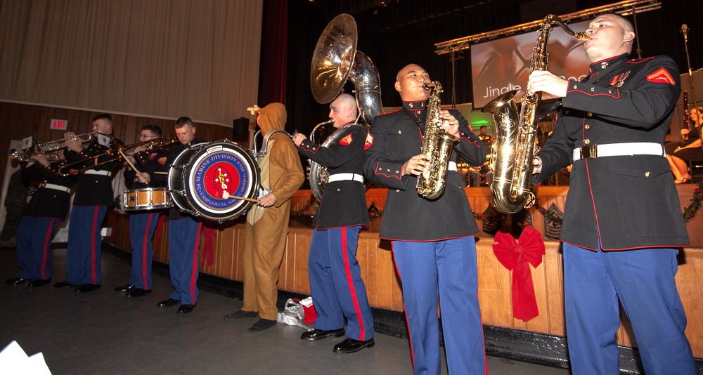 2nd Marine Division Band gets Camp Lejeune in holiday spirit