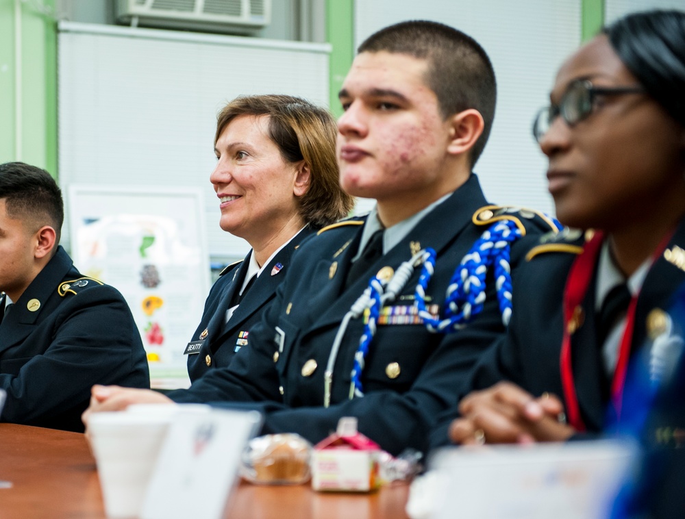 Engineer command chief visits Chicago junior cadets