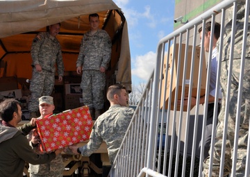 733rd Soldiers join community to fill Stockings for Soldiers