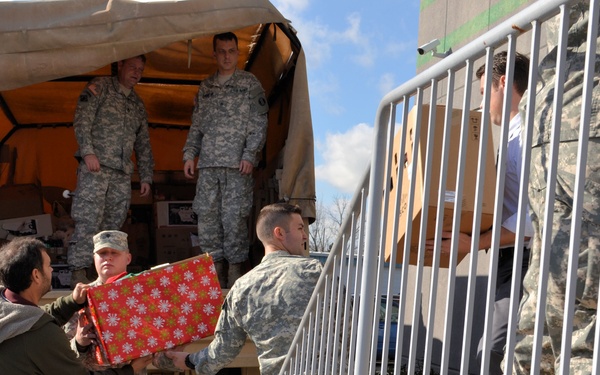 733rd Soldiers join community to fill Stockings for Soldiers