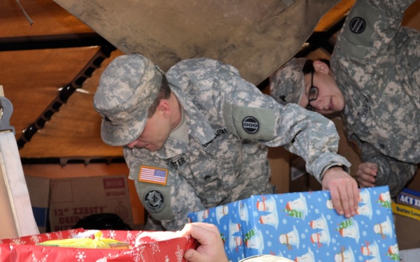 733rd Soldiers join community to fill Stockings for Soldiers