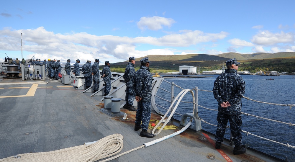 USS Gettysburg arrives in Faslane, Scotland