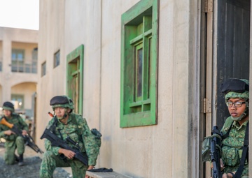 Marines with 1/5 and the 7th Singapore Infantry Brigade team up for exercise Valiant Mark 14.2