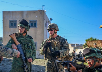 Marines with 1/5 and the 7th Singapore Infantry Brigade team up for exercise Valiant Mark 14.2