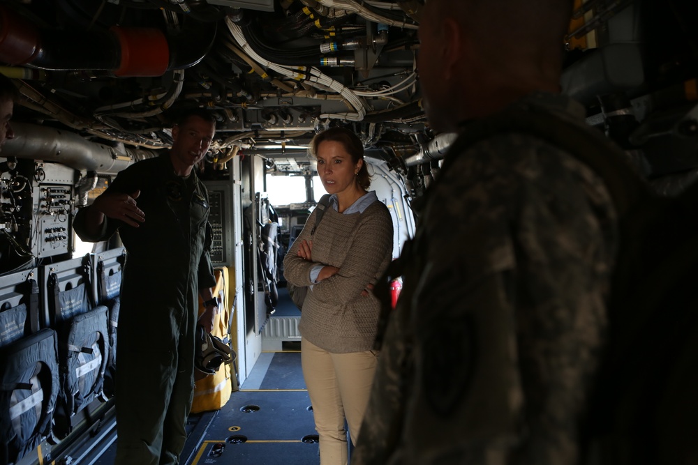 The Under Secretary of Defense for Personnel and Readiness tours VMM-165