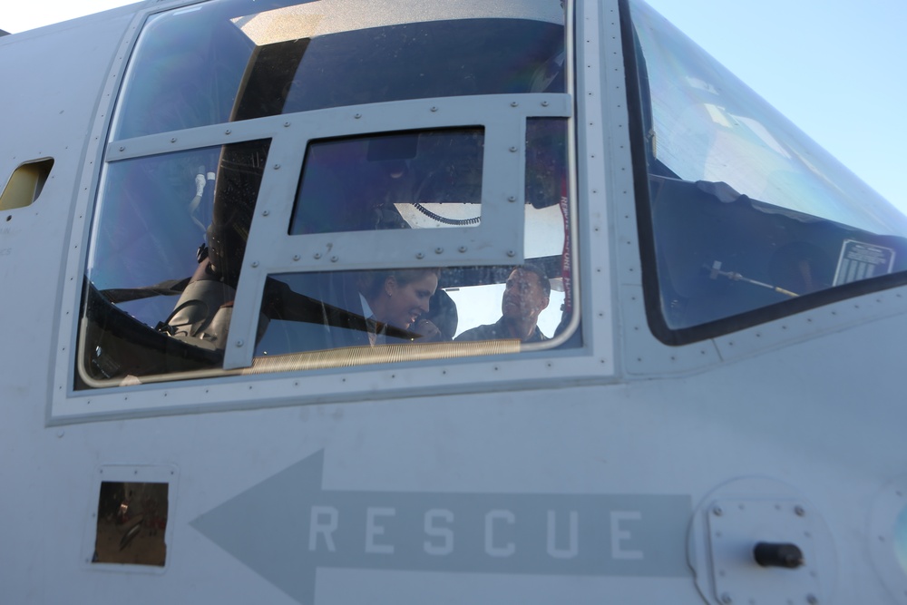 The Under Secretary of Defense for Personnel and Readiness tours VMM-165