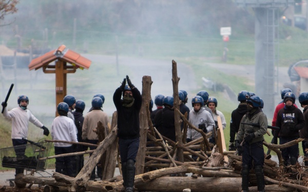 U.S. Marines, French Gendarmes conduct crowd and riot control training