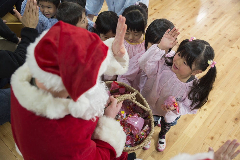 Station residents share American traditions with Japanese children