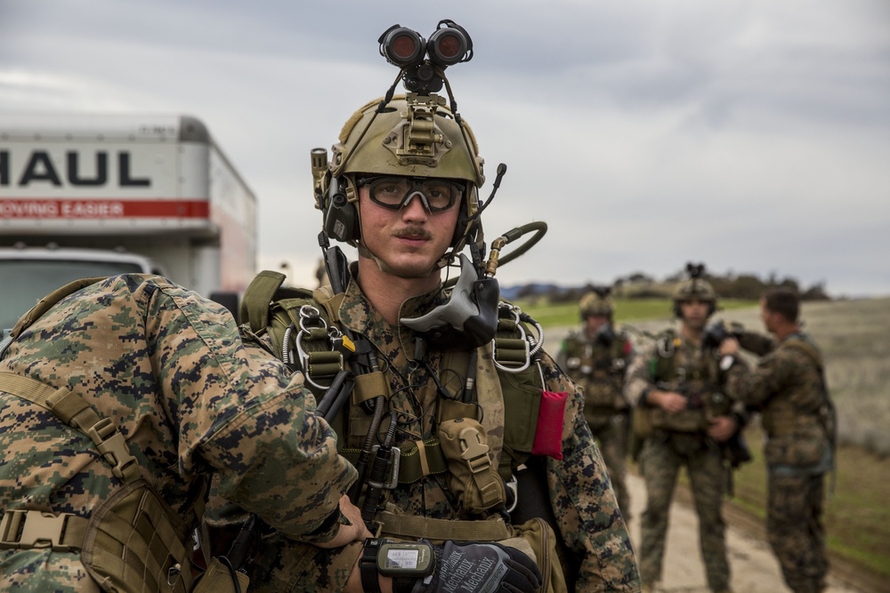 15th MEU Marines conduct static line jumps