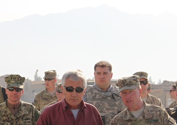 US Defense Secretary meets with Afghan Corps Commander in TAAC-E