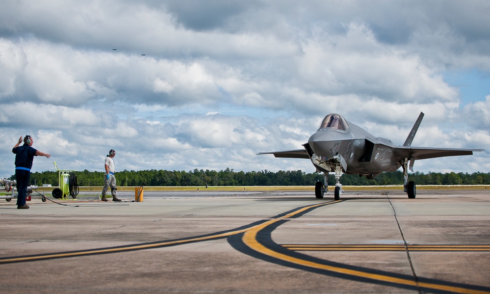 F-35 maintainers keep Lightning fueled, in air