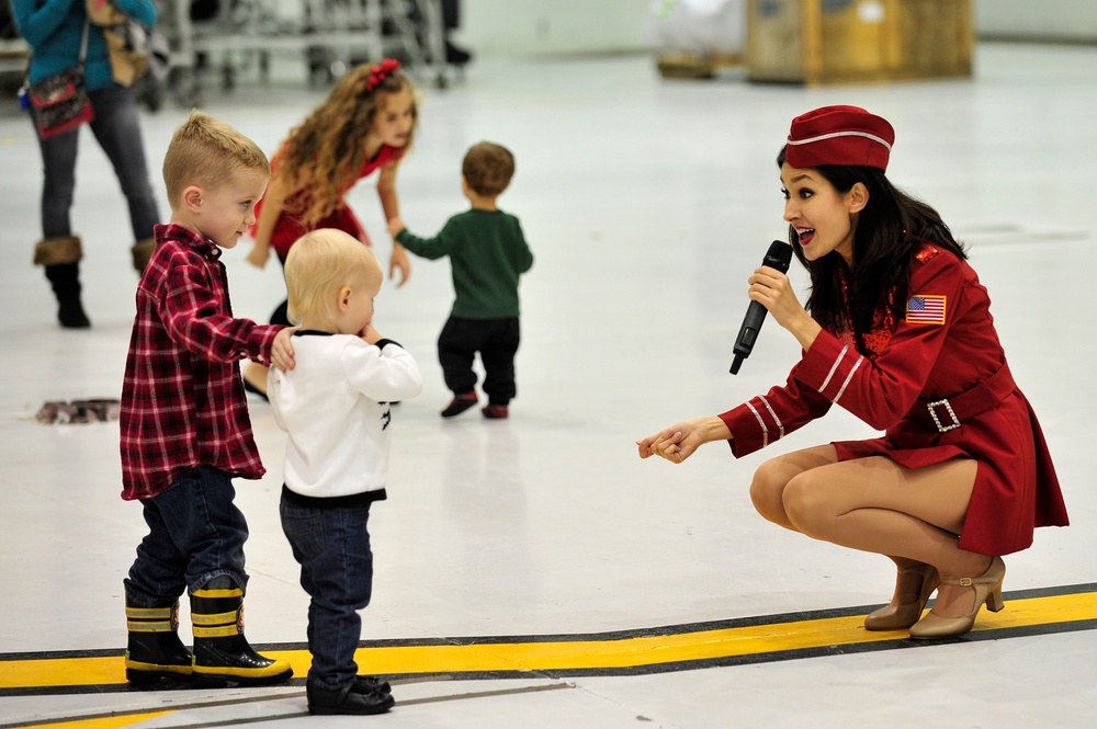 USO Show Troupe rocks holiday melodies