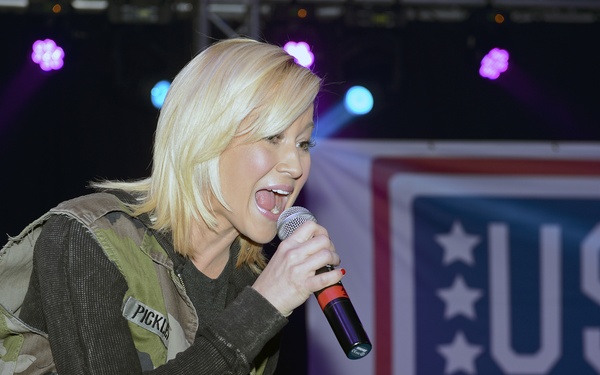USO celebrities spread holiday cheer