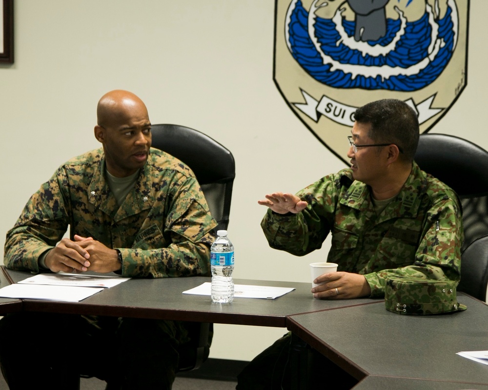 JGSDF leaders observe AAV capabilities with CAB Marines