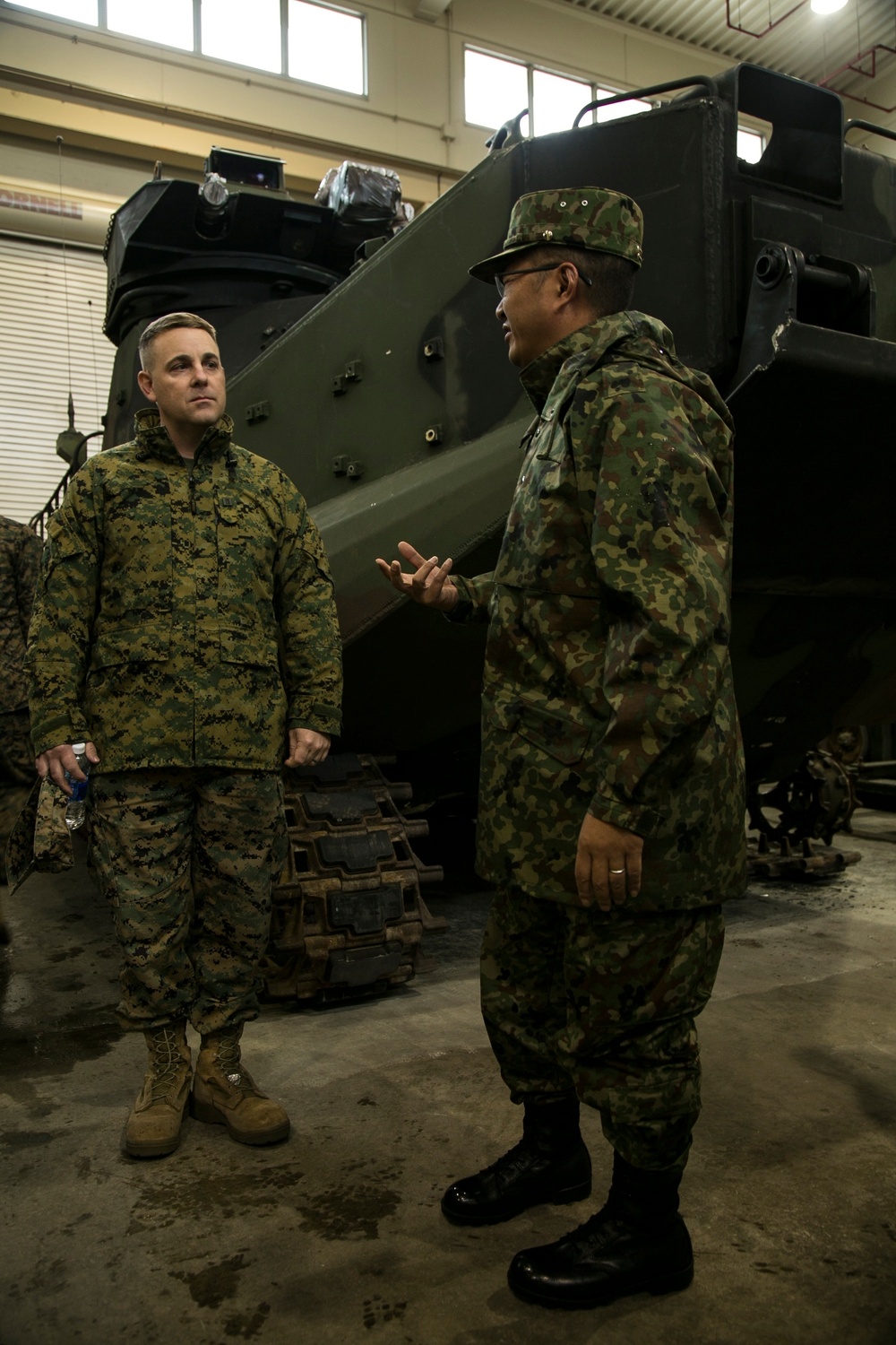 JGSDF leaders observe AAV capabilities with CAB Marines