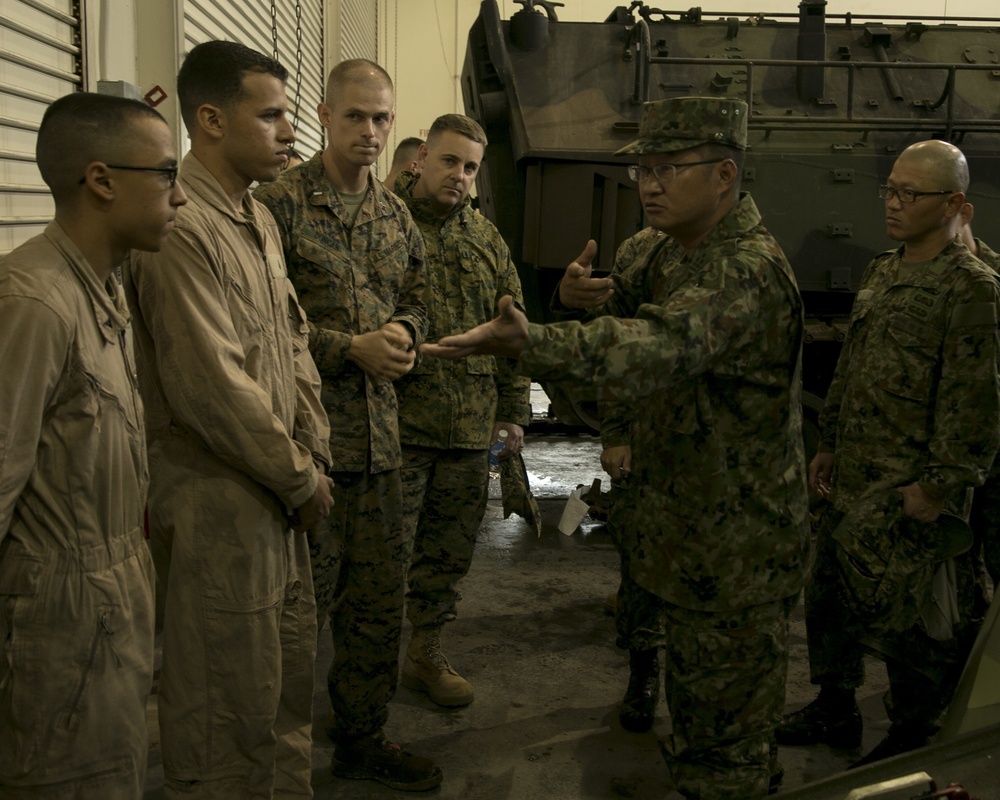 JGSDF leaders observe AAV capabilities with CAB Marines