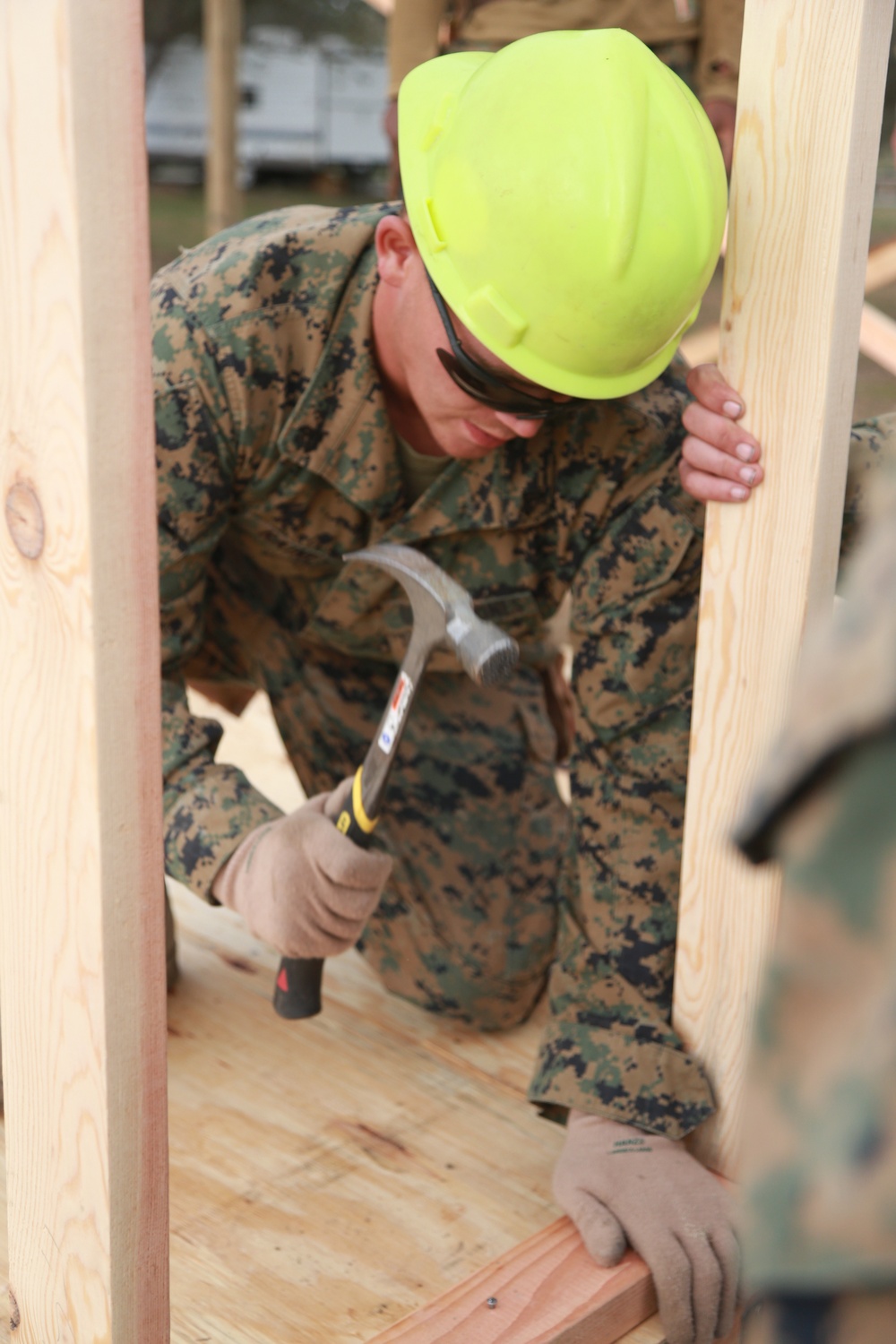 15th MEU Marines build SWA Hut