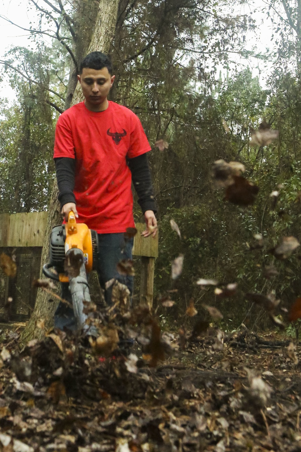 Aviation technicians volunteer, clean up Lynnwood Park Zoo