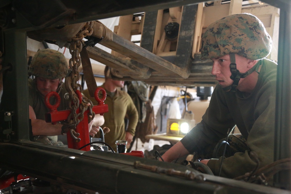 CLB-15, 15th MEU Marines fix vehicle