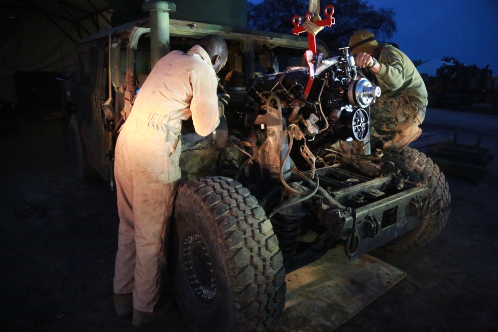 CLB-15, 15th MEU Marines fix vehicle