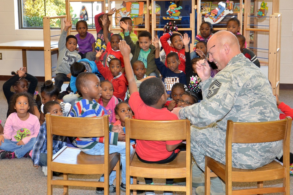 Ninth Air Force command chief encourages students to read