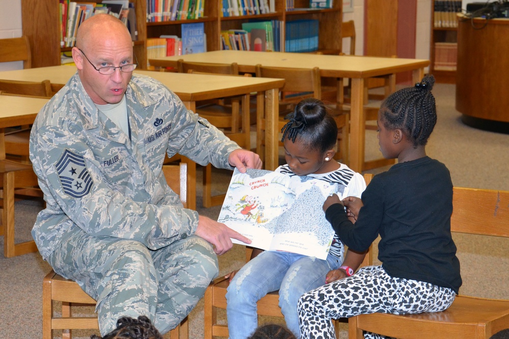 Ninth Air Force command chief encourages students to read
