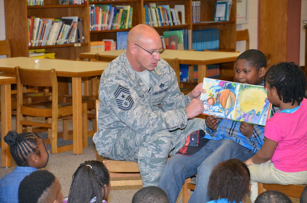 Ninth Air Force command chief encourages students to read