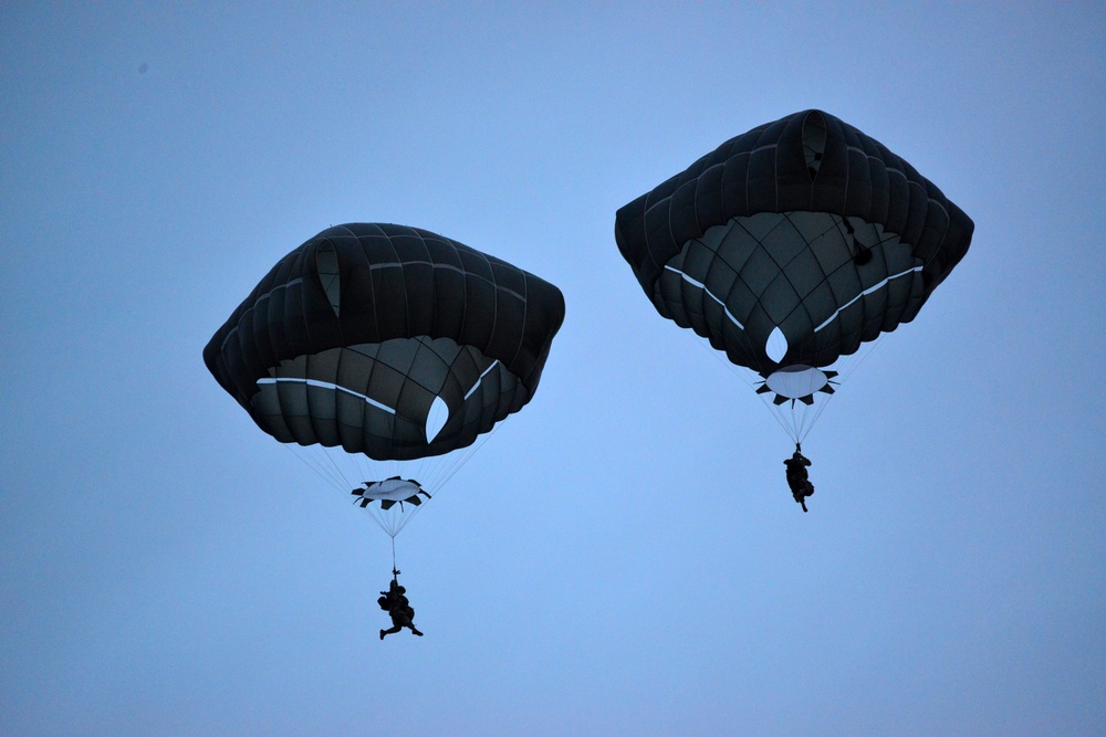 173rd Airborne conducts airfield seizure in Rivolto