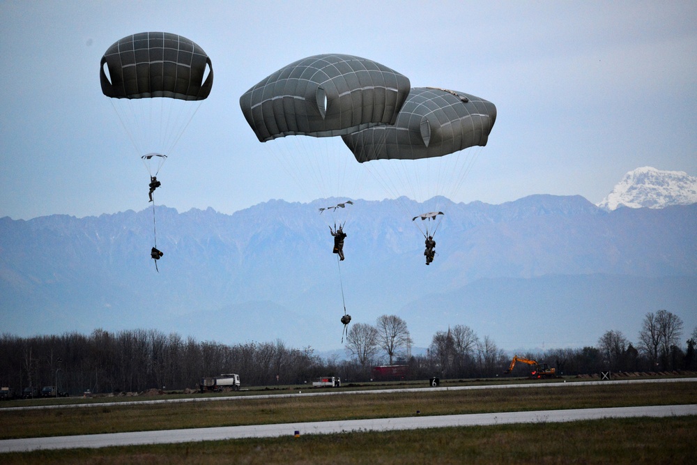 173rd Airborne conducts airfield seizure in Rivolto