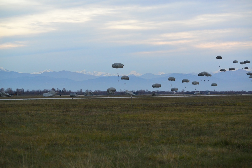 173rd Airborne conducts airfield seizure in Rivolto