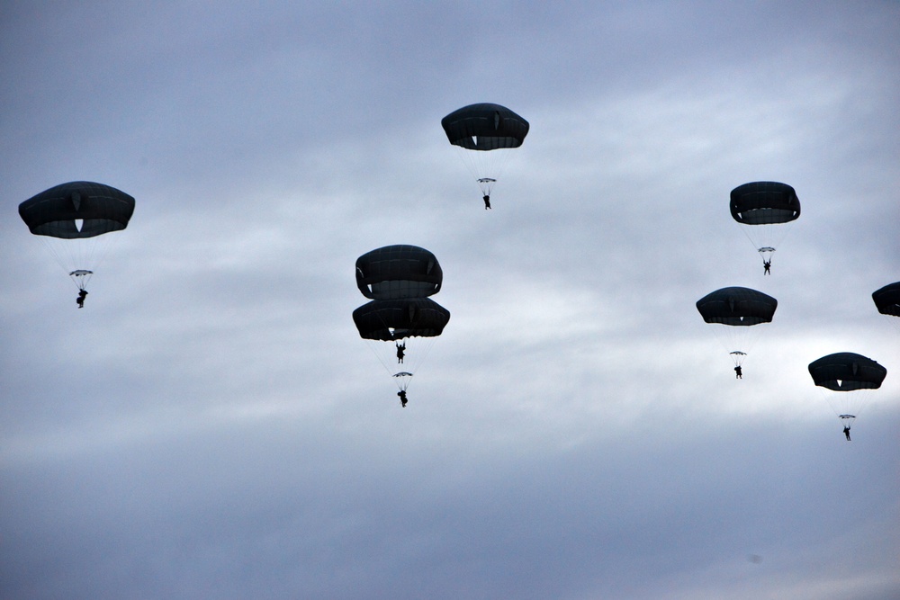 173rd Airborne conducts airfield seizure in Rivolto