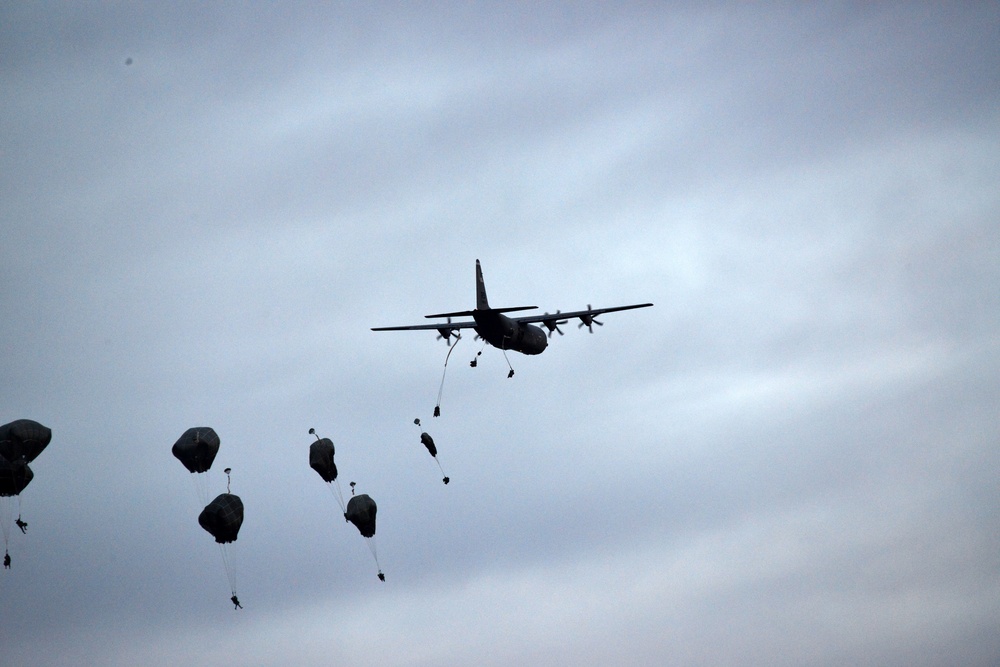 173rd Airborne conducts airfield seizure in Rivolto