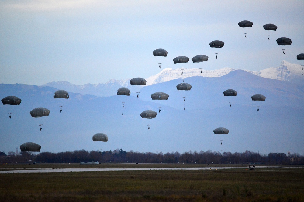 173rd Airborne conducts airfield seizure in Rivolto