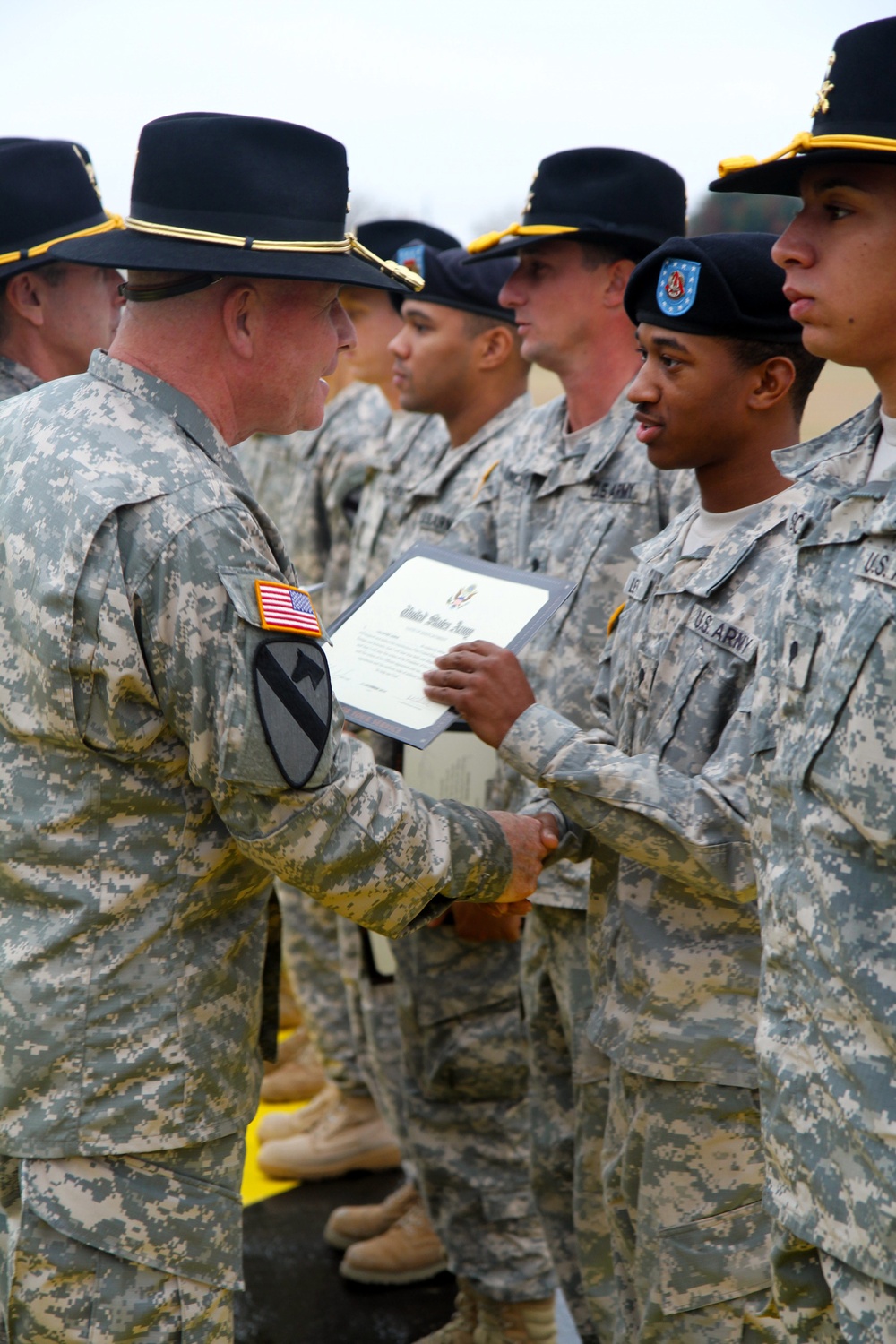 First Team CG reenlists Air Cav troopers