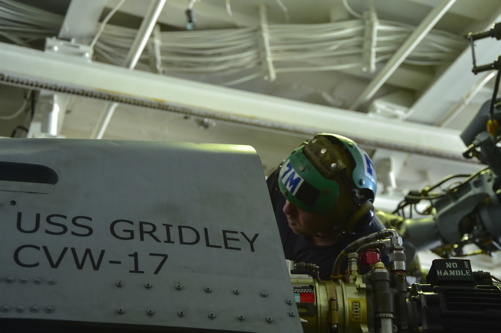USS Gridley Sailors conduct Seahawk maintenance