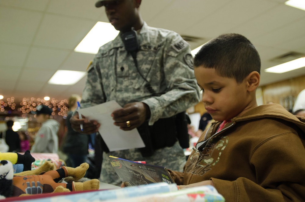 Fort Campbell Soldiers participate in annual Shop with a Cop event in Hopkinsville