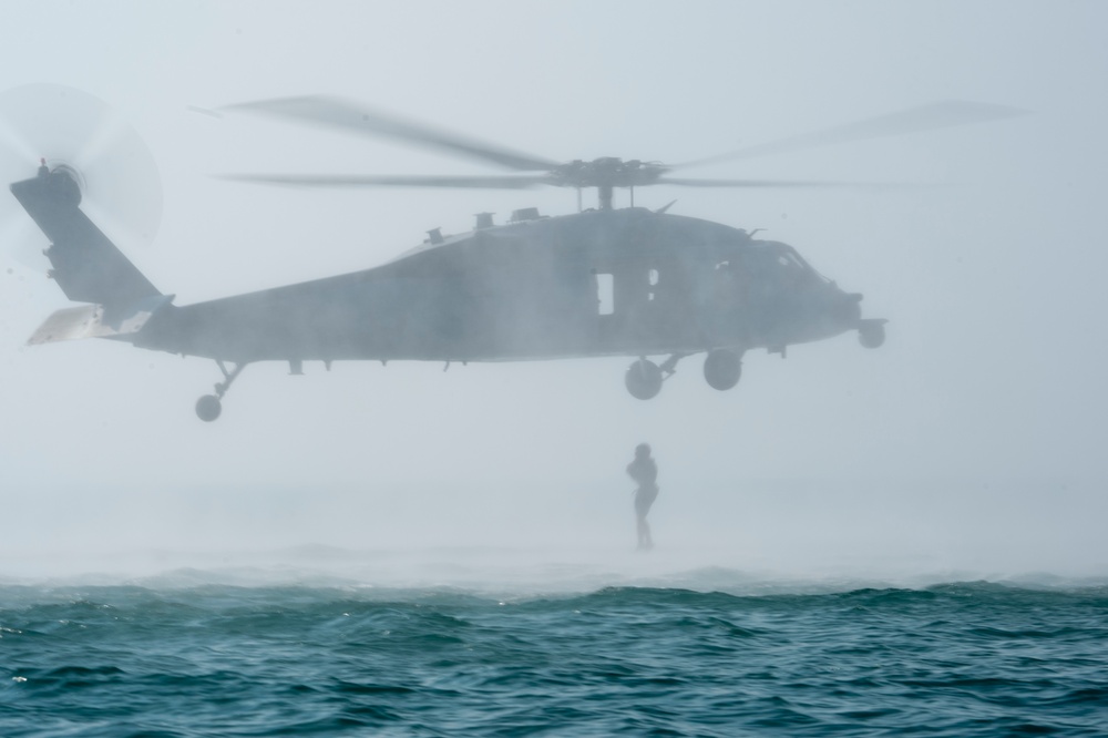 Commander, Task Group 56.1 explosive ordnance disposal technicians conduct Helicopter Cast and Recovery