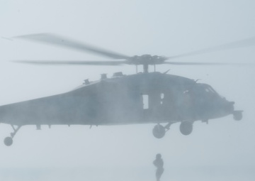 Commander, Task Group 56.1 explosive ordnance disposal technicians conduct Helicopter Cast and Recovery