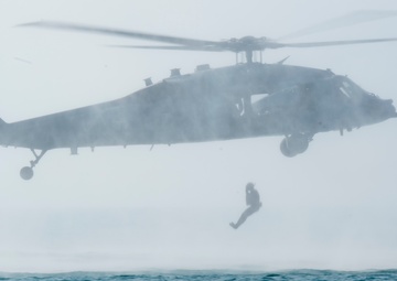 Commander, Task Group 56.1 explosive ordnance disposal technicians conduct Helicopter Cast and Recovery