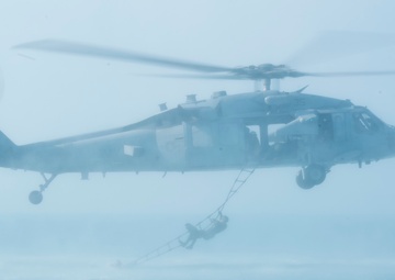 Commander, Task Group 56.1 explosive ordnance disposal technicians conduct Helicopter Cast and Recovery