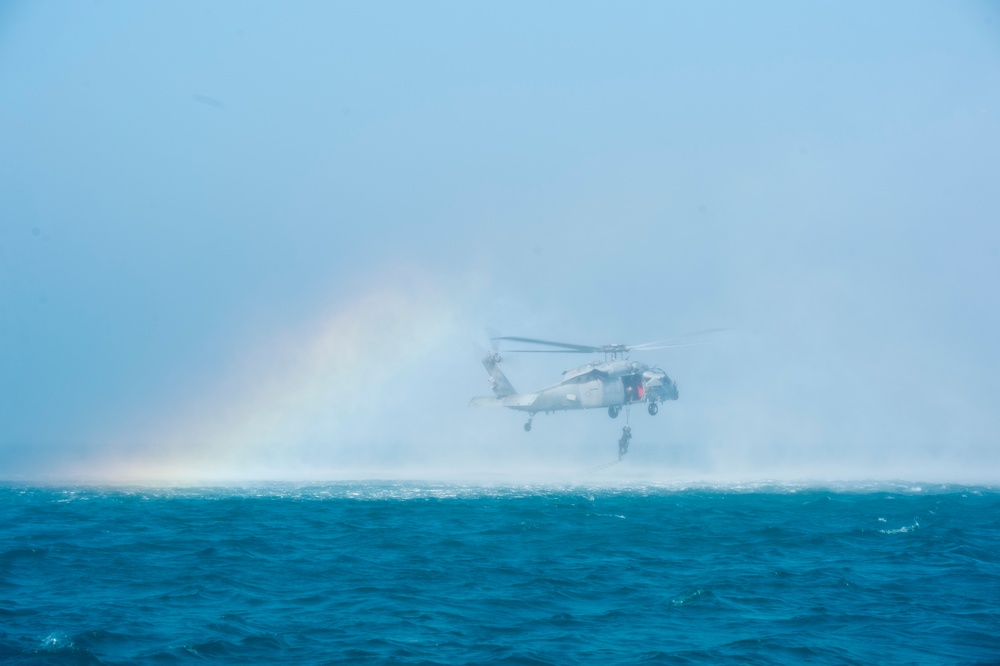 Commander, Task Group 56.1 Explosive Ordnance Disposal technicians conduct Helicopter Cast and Recovery