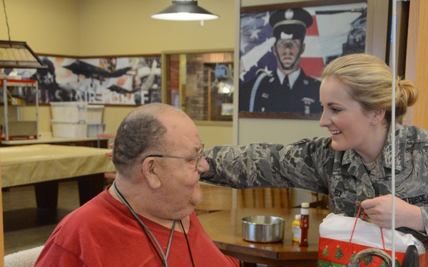 Soldiers and Airmen visit veterans home